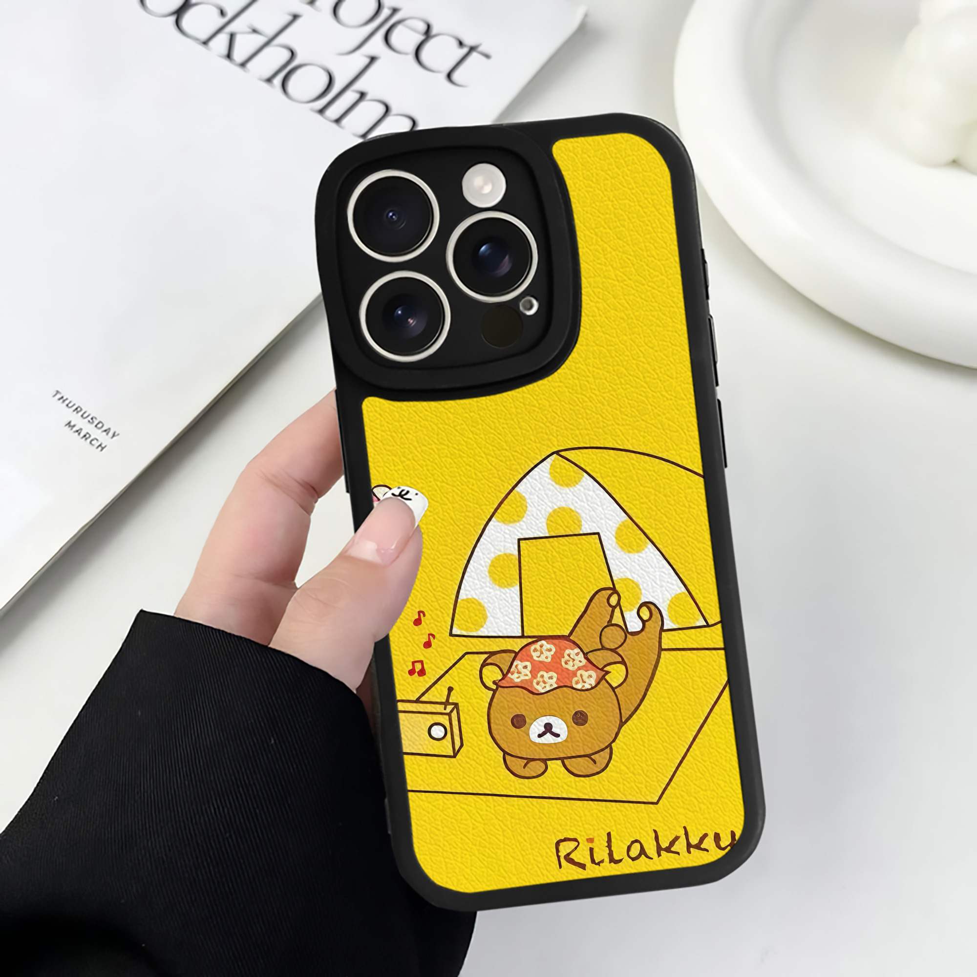 （画像用） リラックマ リラックマ キイロイトリ Rilakkuma Korilakkuma Kiiroitori 【iPhone 16シリーズ対応】シリコンスマホケース（レザー調） 材質：シリコン